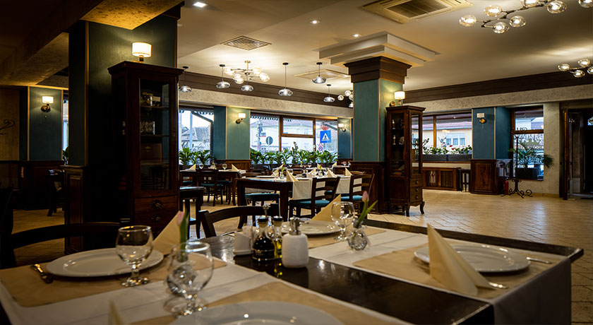 Salonul restaurantului Korona din Sibiu