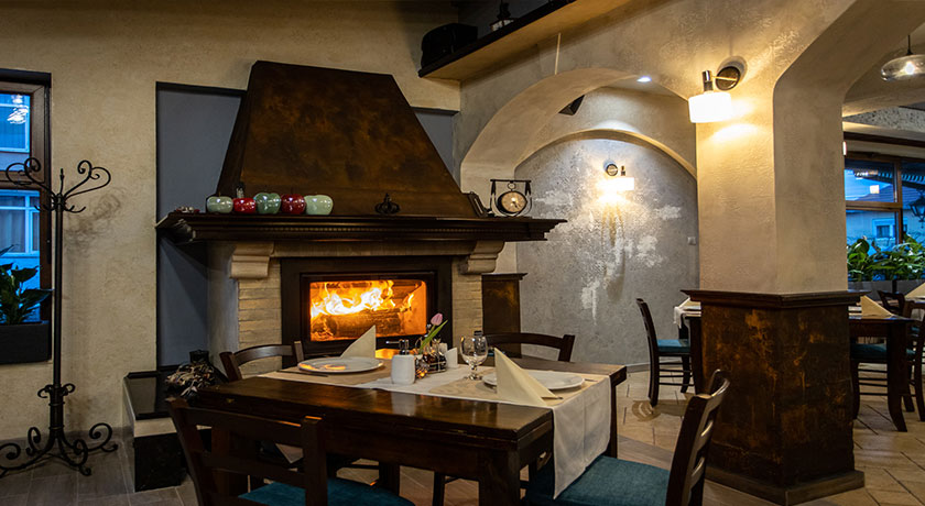 Zona cu șemineu a restaurantului Korona